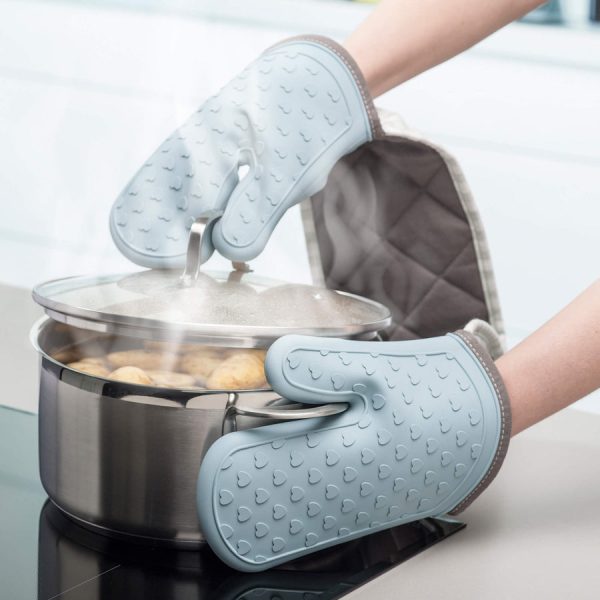 zeal-v133_silicone-double-oven-glove-in-duck-egg-blue_gingham-and-hearts_lifestyle_900x900