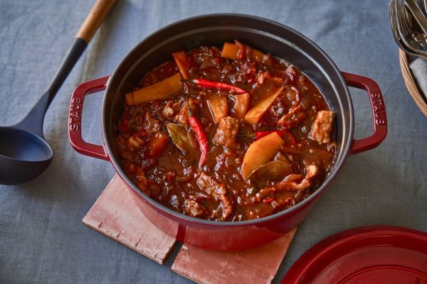 65044 – Staub Round Cocotte 28cm – Cherry – LS (6)