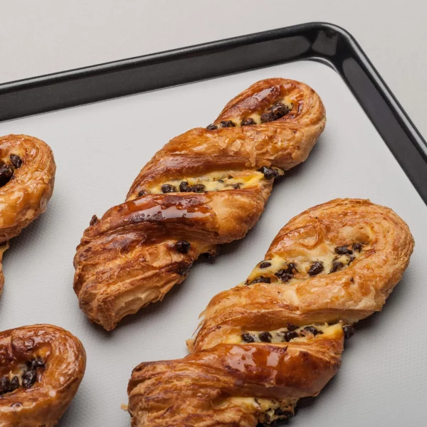 zeal-n171_silicone-baking-sheet-in-french-grey_lifestyle_2000x2000