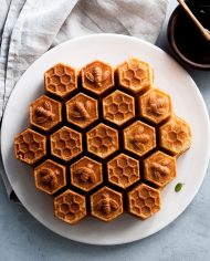 Honeycomb_Cake_Pan_baked_honeycomb_cake_Argentina_1K__55431.1680105494.1280.1280